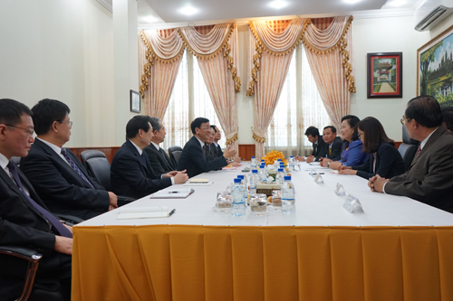 曹建明同柬埔寨总检察长谢梁举行会谈